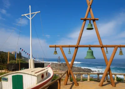 Vista del campanario de madera y el mar en Casa de Pablo Neruda Tour Isla Negra