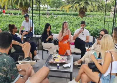 Turistas disfrutando la cata de vinos Santiago con una tabla de maridaje en Viña Alyan.