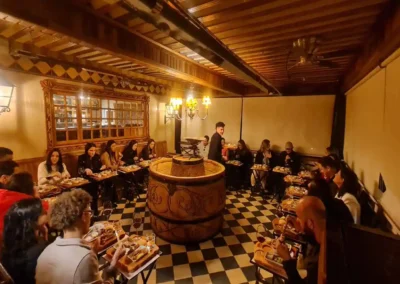Cena de cortesía del Tour Viña Alyan Sunset servida en la terraza de noche