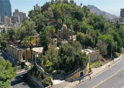 Vista de la Fuente de Neptuno en el Cerro Santa Lucía, parada histórica del City Tour Santiago de Chile.