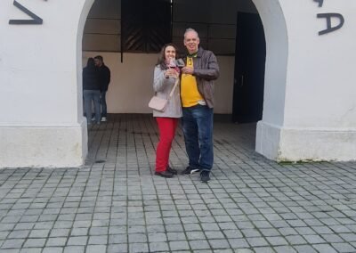 tour viña undurraga: pareja frente a la entrada principal con cartel