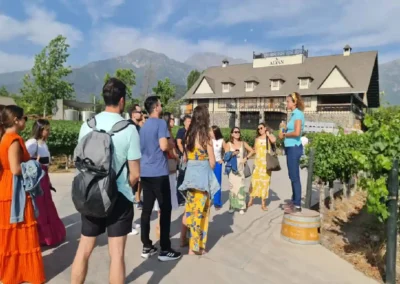 Turistas en el recorrido por los viñedos de Alyan durante el tour en Santiago.