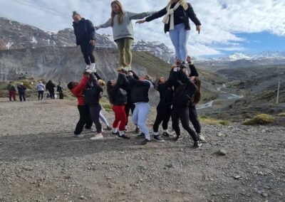 Grupo de turistas (cheerleaders francesas) posando en el Mirador Valle del Yeso con el paisaje nevado.