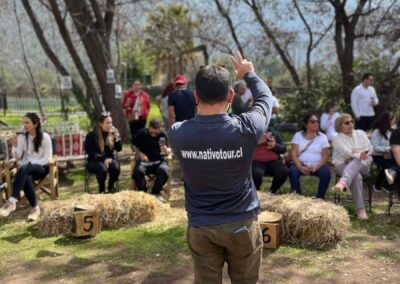 Guía de NativoTour fotografiando al grupo de turistas durante un picnic en el Cajón del Maipo.