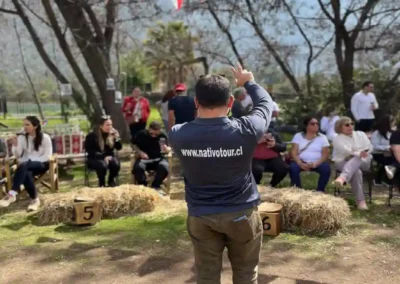 Guía de Nativo Tour fotografiando al grupo de turistas durante un picnic en el Cajón del Maipo.