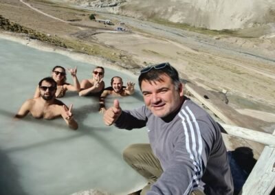Guía turístico con grupo de viajeros disfrutando del tour Termas de Colina en Cajón del Maipo, Chile