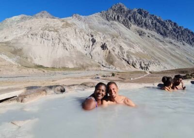 Pareja disfrutando y relajándose en los pozones termales de Termas de Colina.