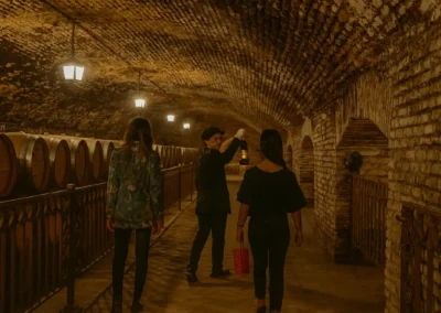 Turistas caminando por la mítica bodega Casillero del Diablo