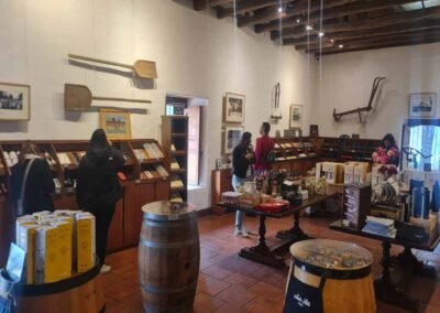 Viña Santa Rita Tour: Turistas comprando variedades de vino en la tienda