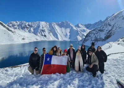 Mirador del Embalse El Yeso con turista contemplando el agua turquesa y la cordillera de los Andes