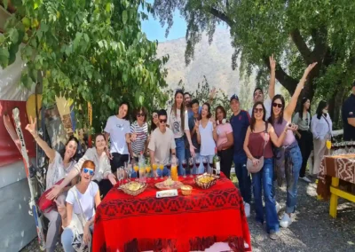 Picnic de montaña con frutas, jugos y tabla de aperitivos en el Cajón del Maipo durante el tour embalse el yeso y termas