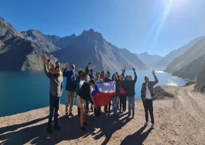 Vista panorámica del Embalse El Yeso con agua turquesa y montañas nevadas