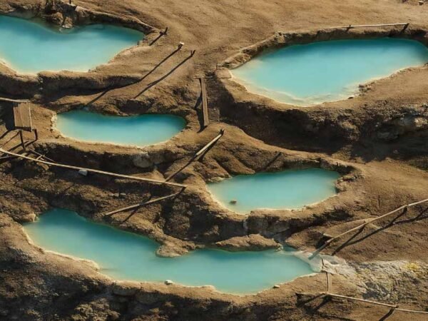 Vista aérea de las pozas termales del Tour Termas de Colina en el Cajón del Maipo, Santiago de Chile.