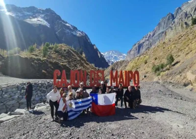 Grupo de turistas disfrutando del tour Termas de Colina en Cajón del Maipo, Chile