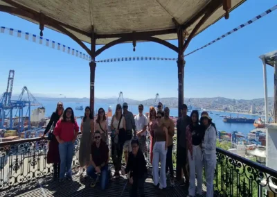 Grupo de turistas en mirador del puerto durante el Tour Viña del Mar y Valparaíso