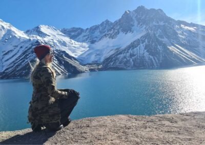 Turista de espaldas contemplando la vista panorámica del Embalse El Yeso.