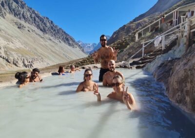 Turistas disfrutando de las aguas termales en las Termas de Colina, ubicadas en el Cajón del Maipo, Chile.