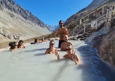 Turistas disfrutando de las aguas termales en las Termas de Colina, ubicadas en el Cajón del Maipo, Chile.