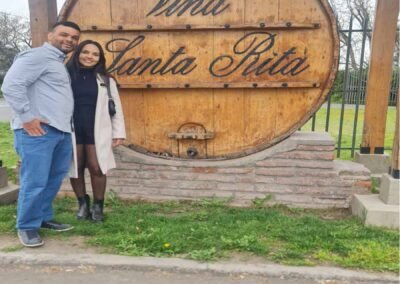 Viña Santa Rita Tour: Turistas junto a la tina de madera histórica