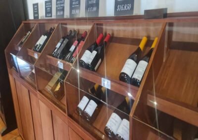 Viña Santa Rita Tour: Vitrina de variedades de vino en la tienda