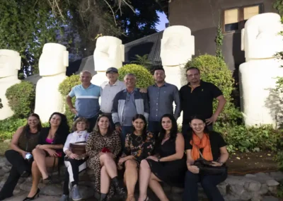 Grupo de turistas en el Restaurante Bali Hai Santiago Chile con los Moais de fondo.