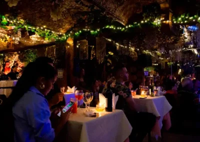Turistas cenando y viendo el show en el Restaurante Bali Hai Santiago Chile.