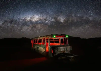 bus mágico iluminado en el tour astronómico magic bus en Atacama