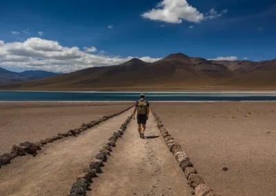 caminata en piedras rojas durante tour lagunas altiplánicas san pedro atacama