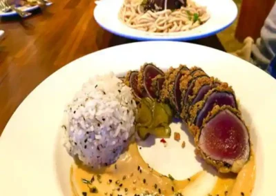 Plato servido en la mesa durante la Cena Show Bali Hai Santiago.