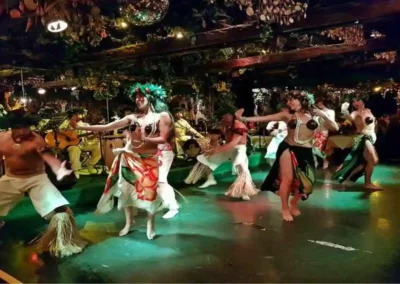 Bailarines ejecutando Danzas Rapa Nui en el Cena Show Bali Hai.
