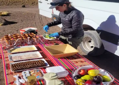 grupo pequeño desayunando en el altiplano durante tour al geyser del tatio desde san pedro de atacama