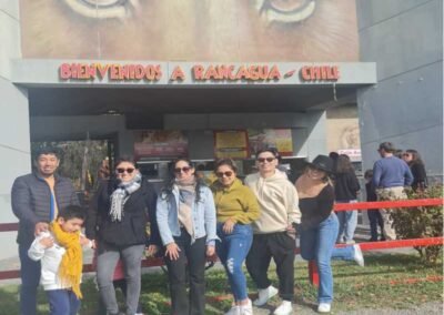 Grupo en la entrada del Tour Safari Rancagua. Servicio de traslado ida y vuelta al hotel.