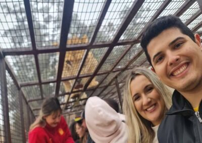 Turistas disfrutando del Safari Carnívoro en el Tour Safari Rancagua