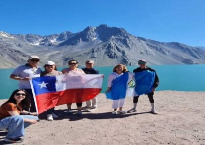 Foto de un grupo grande de turistas del tour posando juntos en el Embalse El Yeso.