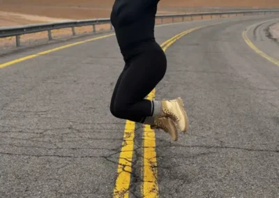 Salar altiplánico con laguna de colores y montañas andinas.