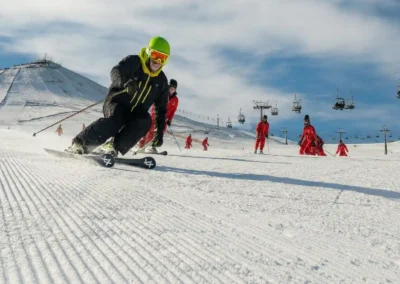 Pistas de ski en El Colorado con esquiadores durante el Tour La Parva y El Colorado