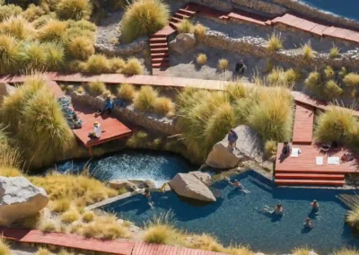 Pasarelas de madera y varias piscinas termales en las Termas de Puritama.