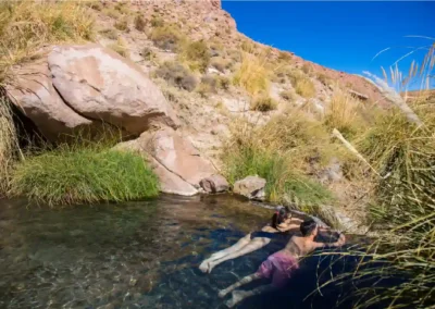 Pareja relajándose en las Termas de Puritama durante un tour desde San Pedro.
