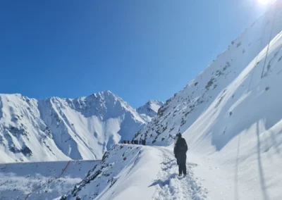 Caminata en la nieve durante el tour Embalse El Yeso en el Cajón del Maipo
