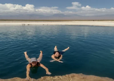 Turista flotando de espalda en la Laguna Cejar con gesto relajado durante el tour laguna cejar