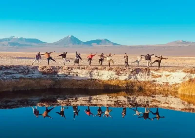Grupo de amigos flotando en la Laguna Cejar durante un tour desde San Pedro de Atacama