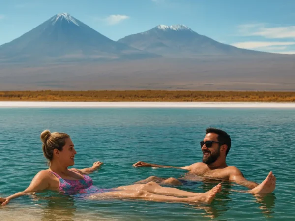 Pareja flotando en aguas salinas durante el tour laguna cejar desde San Pedro de Atacama al atardecer