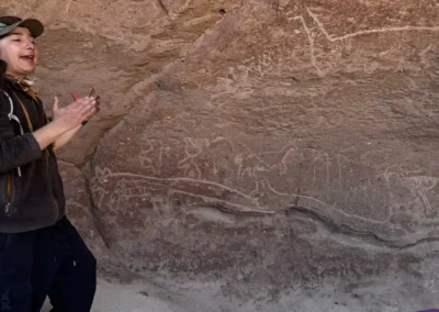 guia explicando petroglifos en hierbas buenas durante el tour valle arcoiris