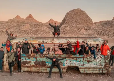 grupo de viajeros junto al bus del tour Vallecito Magic Bus
