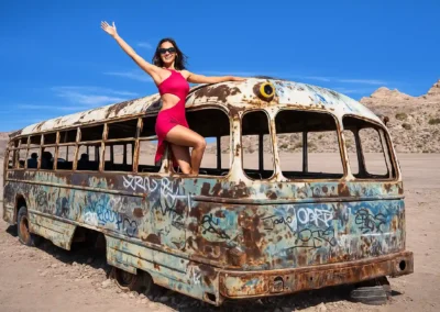 viajeros sobre el bus del tour Vallecito Magic Bus al atardecer