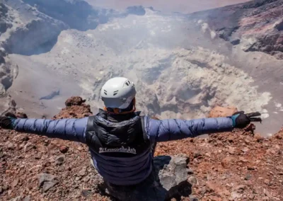 Cráter con fumarolas del Volcán Láscar visto desde la parte alta del volcán