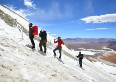 Guía y grupo pequeño haciendo una pausa durante el trekking Cerro Toco