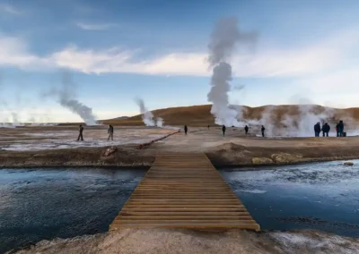 turistas fotografiando los géiseres del tatio en tour desde san pedro de atacama