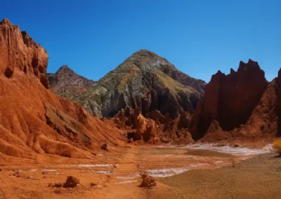 detalle de las capas de colores y texturas geológicas en el valle arcoiris