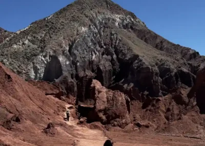 panorámica del valle arcoiris en san pedro de atacama con cerros de varios colores